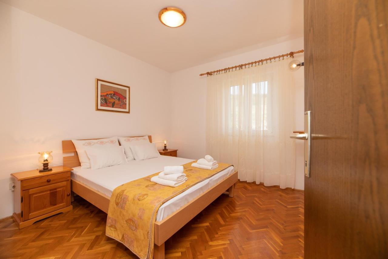 Apartments Jelena Supetar - Four Apartments - A Small House With A Private Yard - Two-Room Apartment With A Sea View - Studio Apartment - Two-Room Apartment With Garden View- Free Parking ภายนอก รูปภาพ