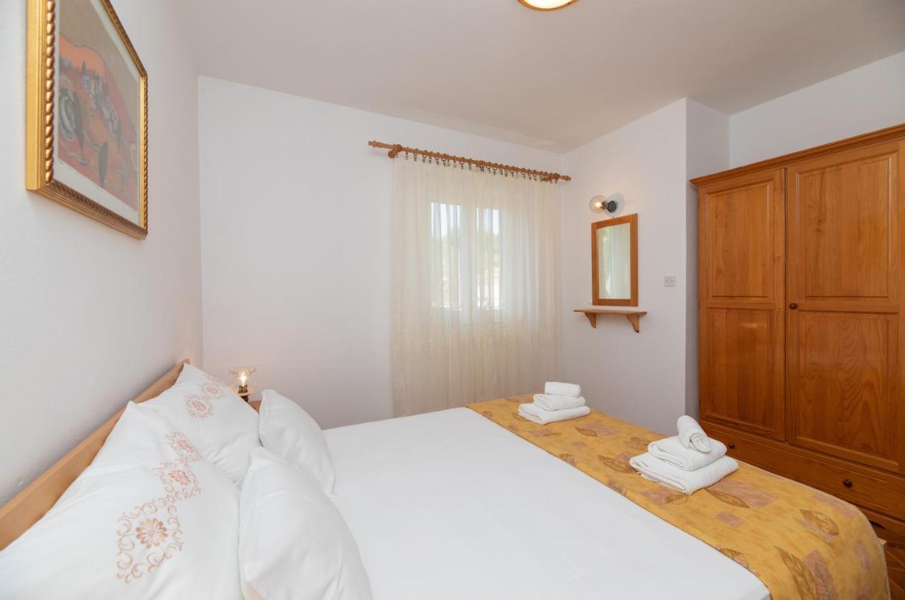 Apartments Jelena Supetar - Four Apartments - A Small House With A Private Yard - Two-Room Apartment With A Sea View - Studio Apartment - Two-Room Apartment With Garden View- Free Parking ภายนอก รูปภาพ