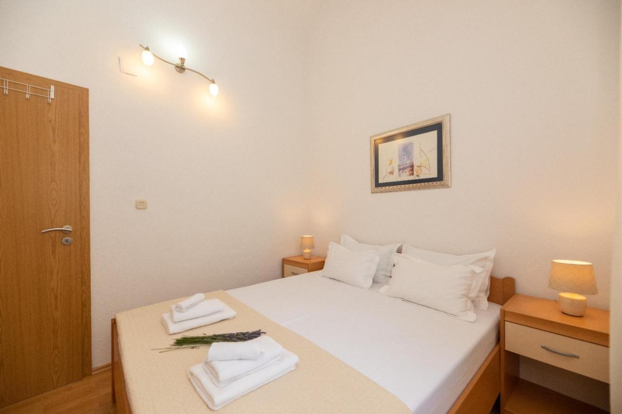 Apartments Jelena Supetar - Four Apartments - A Small House With A Private Yard - Two-Room Apartment With A Sea View - Studio Apartment - Two-Room Apartment With Garden View- Free Parking ภายนอก รูปภาพ