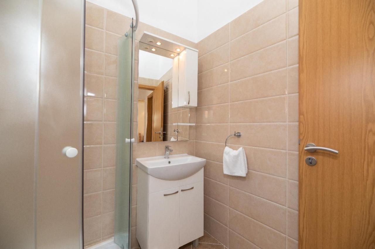 Apartments Jelena Supetar - Four Apartments - A Small House With A Private Yard - Two-Room Apartment With A Sea View - Studio Apartment - Two-Room Apartment With Garden View- Free Parking ภายนอก รูปภาพ