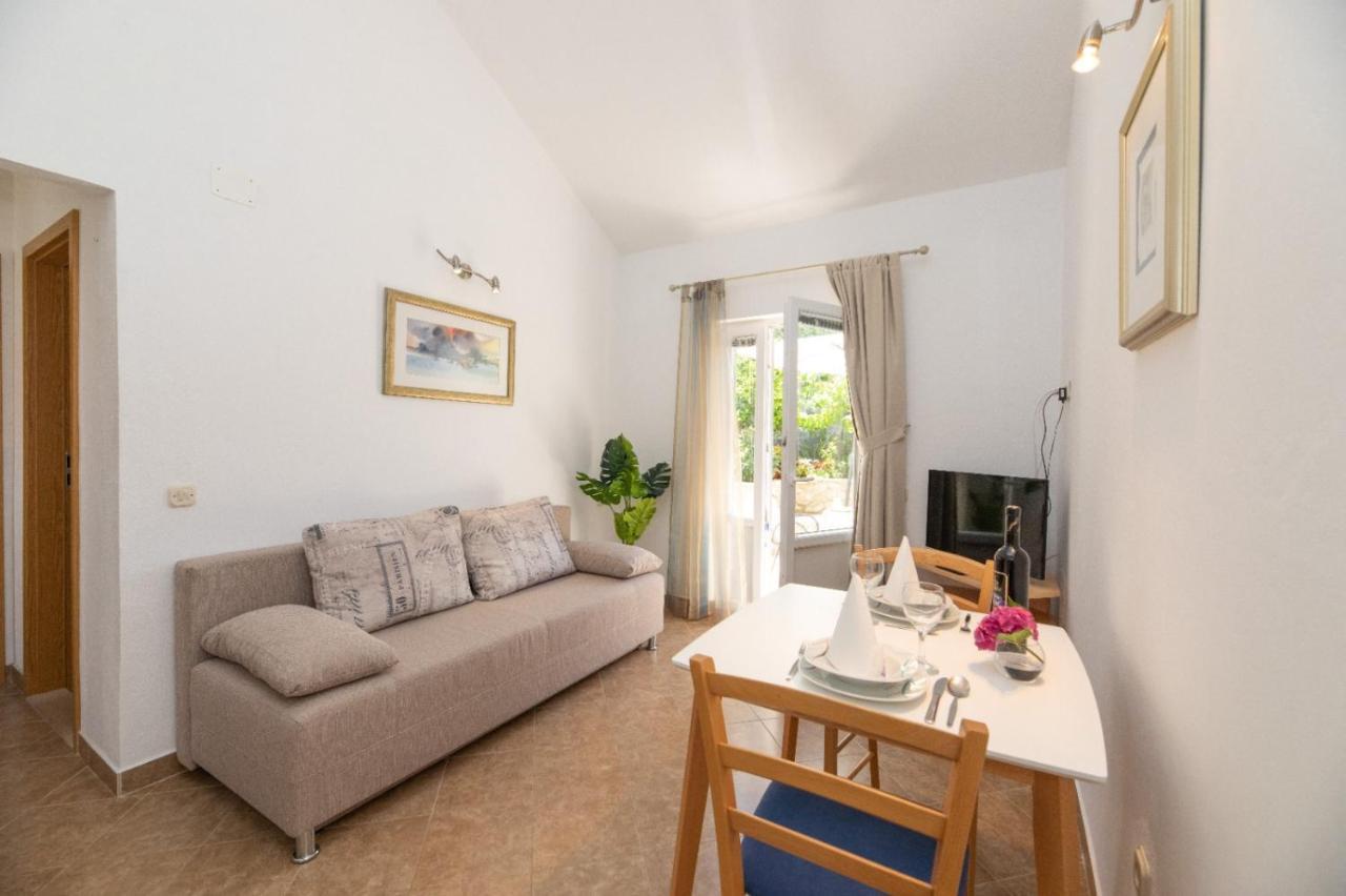 Apartments Jelena Supetar - Four Apartments - A Small House With A Private Yard - Two-Room Apartment With A Sea View - Studio Apartment - Two-Room Apartment With Garden View- Free Parking ภายนอก รูปภาพ