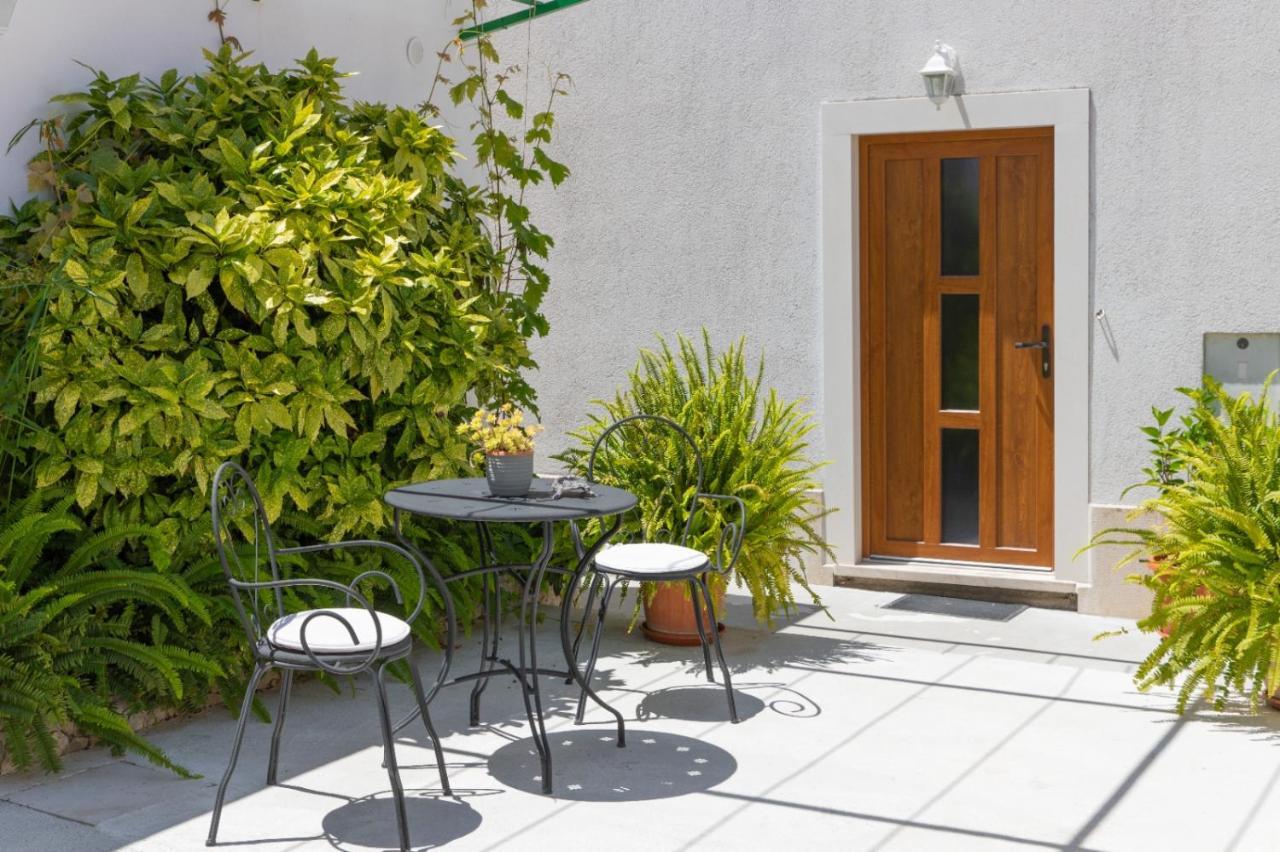Apartments Jelena Supetar - Four Apartments - A Small House With A Private Yard - Two-Room Apartment With A Sea View - Studio Apartment - Two-Room Apartment With Garden View- Free Parking ภายนอก รูปภาพ