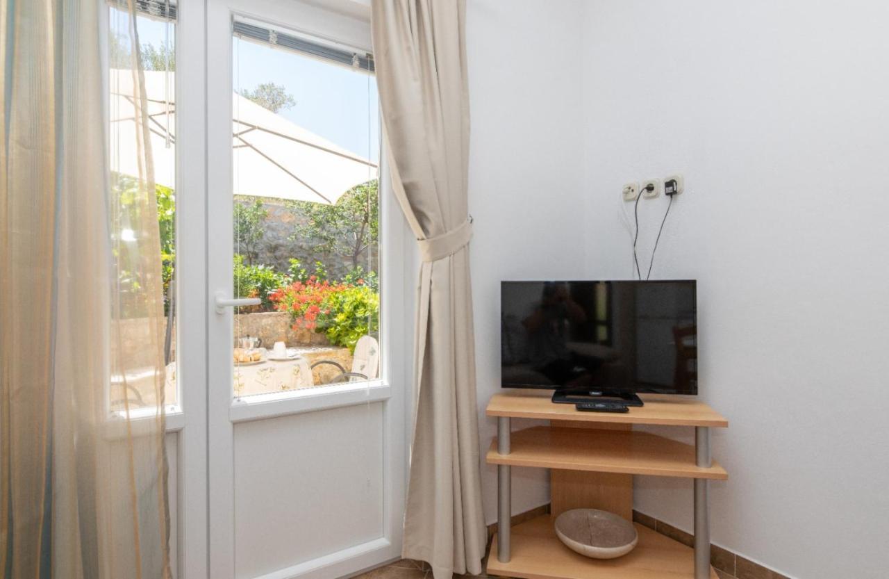 Apartments Jelena Supetar - Four Apartments - A Small House With A Private Yard - Two-Room Apartment With A Sea View - Studio Apartment - Two-Room Apartment With Garden View- Free Parking ภายนอก รูปภาพ