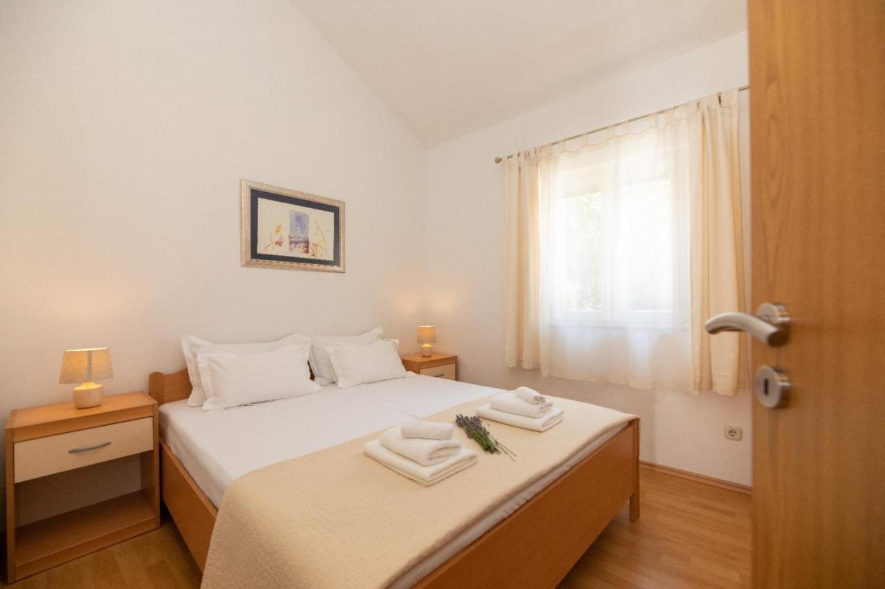 Apartments Jelena Supetar - Four Apartments - A Small House With A Private Yard - Two-Room Apartment With A Sea View - Studio Apartment - Two-Room Apartment With Garden View- Free Parking ภายนอก รูปภาพ