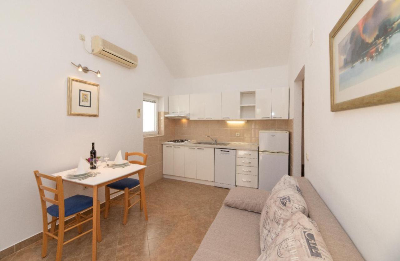 Apartments Jelena Supetar - Four Apartments - A Small House With A Private Yard - Two-Room Apartment With A Sea View - Studio Apartment - Two-Room Apartment With Garden View- Free Parking ภายนอก รูปภาพ