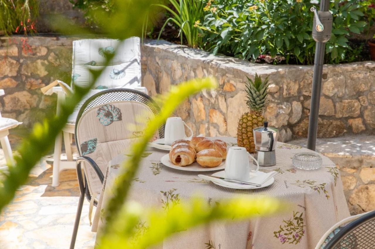 Apartments Jelena Supetar - Four Apartments - A Small House With A Private Yard - Two-Room Apartment With A Sea View - Studio Apartment - Two-Room Apartment With Garden View- Free Parking ภายนอก รูปภาพ