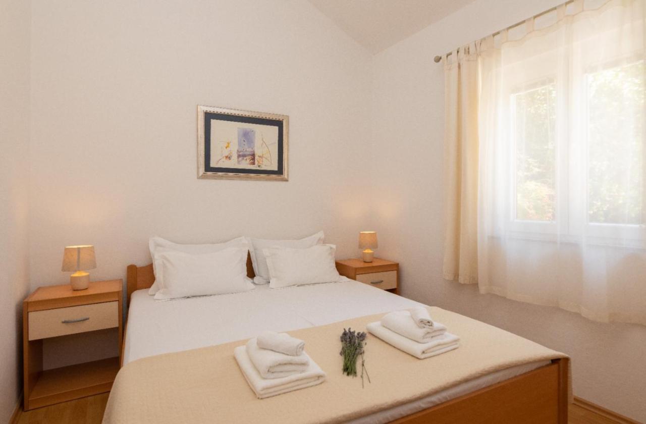 Apartments Jelena Supetar - Four Apartments - A Small House With A Private Yard - Two-Room Apartment With A Sea View - Studio Apartment - Two-Room Apartment With Garden View- Free Parking ภายนอก รูปภาพ