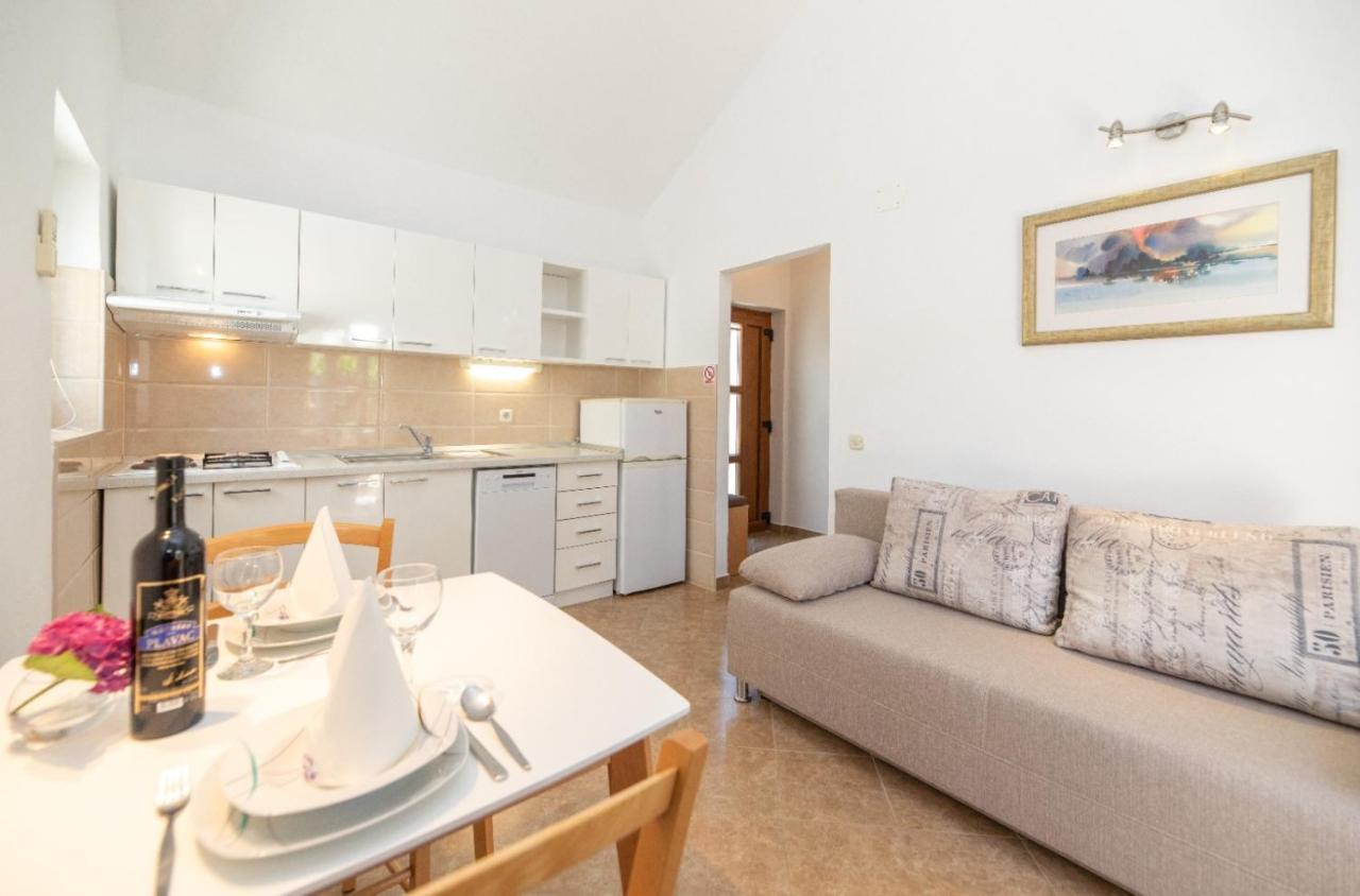 Apartments Jelena Supetar - Four Apartments - A Small House With A Private Yard - Two-Room Apartment With A Sea View - Studio Apartment - Two-Room Apartment With Garden View- Free Parking ภายนอก รูปภาพ