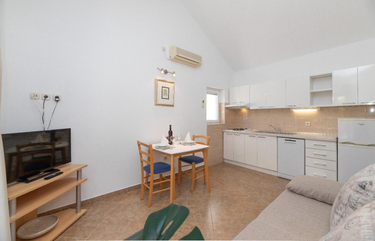 Apartments Jelena Supetar - Four Apartments - A Small House With A Private Yard - Two-Room Apartment With A Sea View - Studio Apartment - Two-Room Apartment With Garden View- Free Parking ภายนอก รูปภาพ