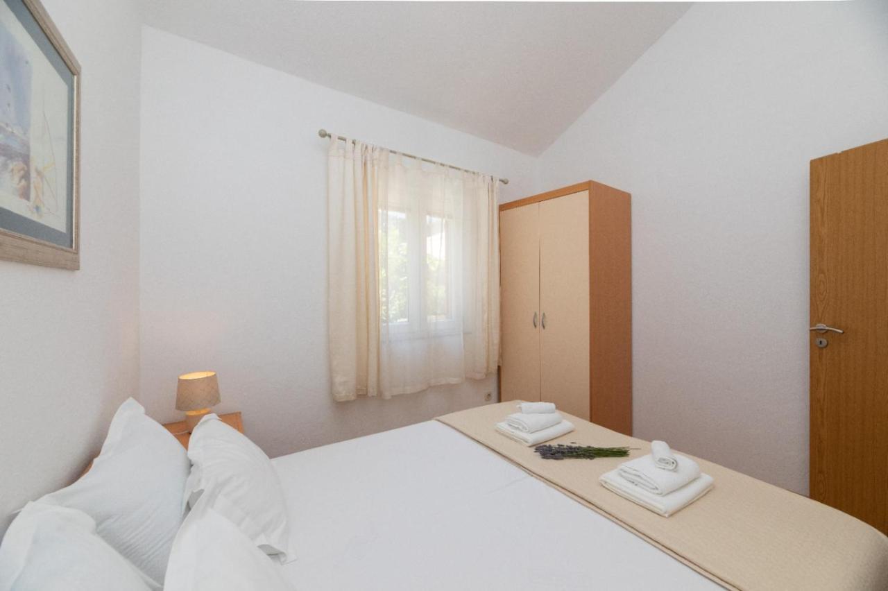Apartments Jelena Supetar - Four Apartments - A Small House With A Private Yard - Two-Room Apartment With A Sea View - Studio Apartment - Two-Room Apartment With Garden View- Free Parking ภายนอก รูปภาพ