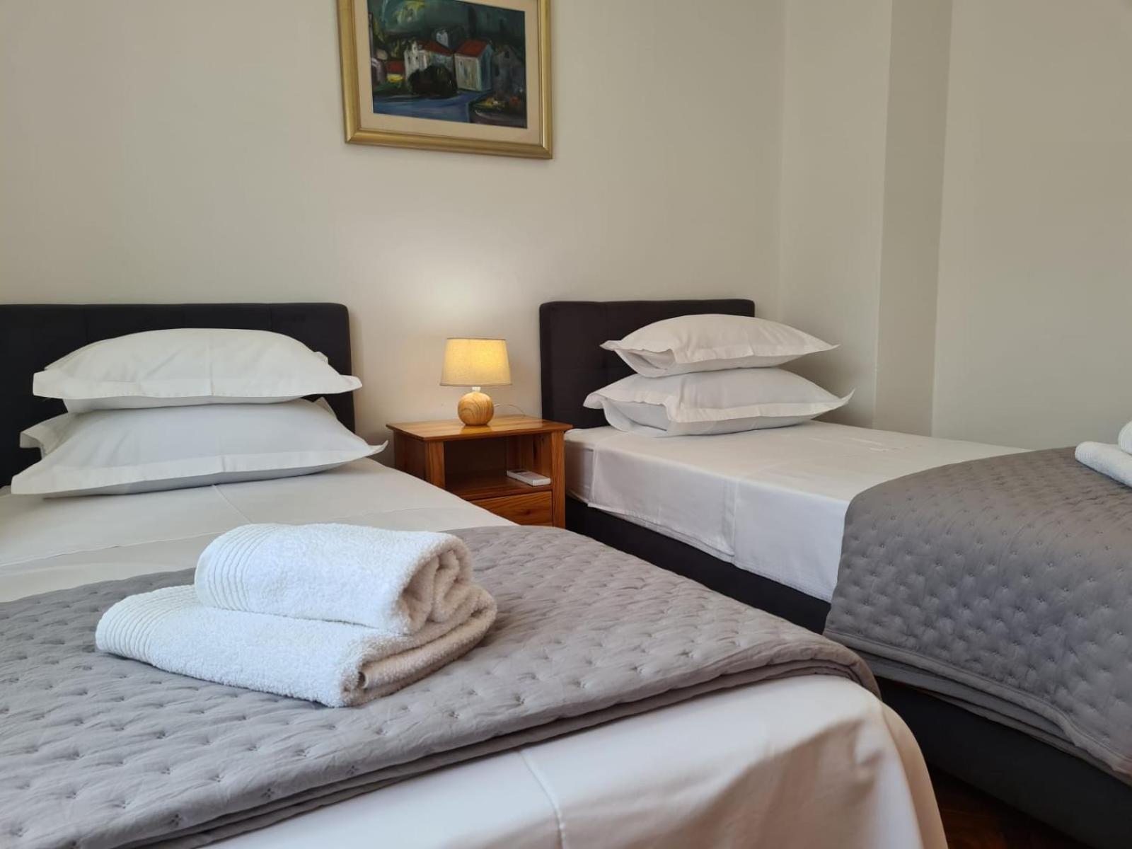 Apartments Jelena Supetar - Four Apartments - A Small House With A Private Yard - Two-Room Apartment With A Sea View - Studio Apartment - Two-Room Apartment With Garden View- Free Parking ภายนอก รูปภาพ