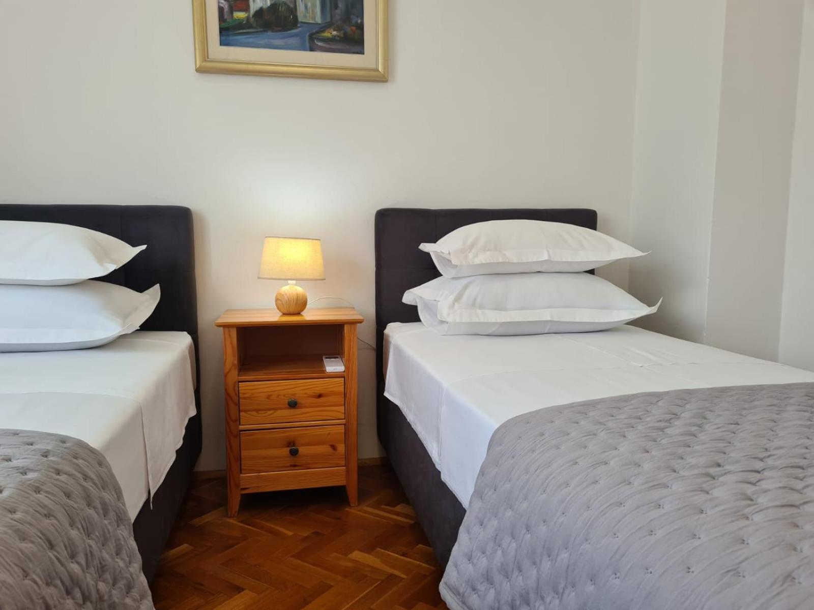 Apartments Jelena Supetar - Four Apartments - A Small House With A Private Yard - Two-Room Apartment With A Sea View - Studio Apartment - Two-Room Apartment With Garden View- Free Parking ภายนอก รูปภาพ