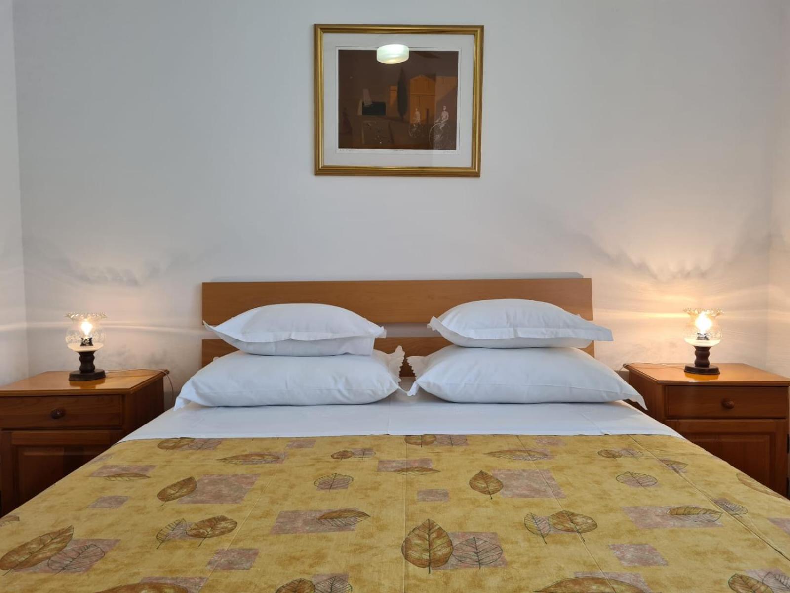 Apartments Jelena Supetar - Four Apartments - A Small House With A Private Yard - Two-Room Apartment With A Sea View - Studio Apartment - Two-Room Apartment With Garden View- Free Parking ภายนอก รูปภาพ