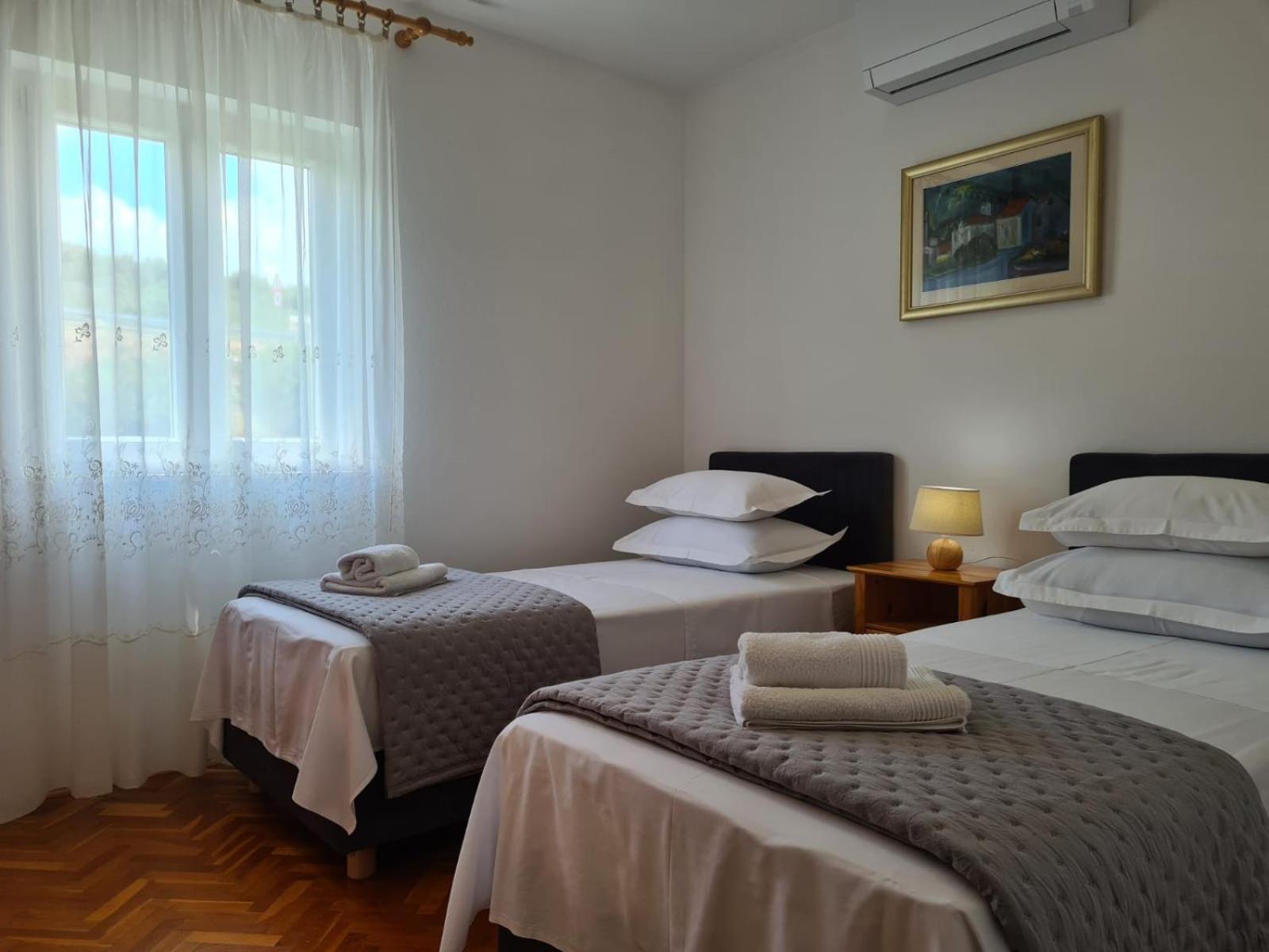 Apartments Jelena Supetar - Four Apartments - A Small House With A Private Yard - Two-Room Apartment With A Sea View - Studio Apartment - Two-Room Apartment With Garden View- Free Parking ภายนอก รูปภาพ