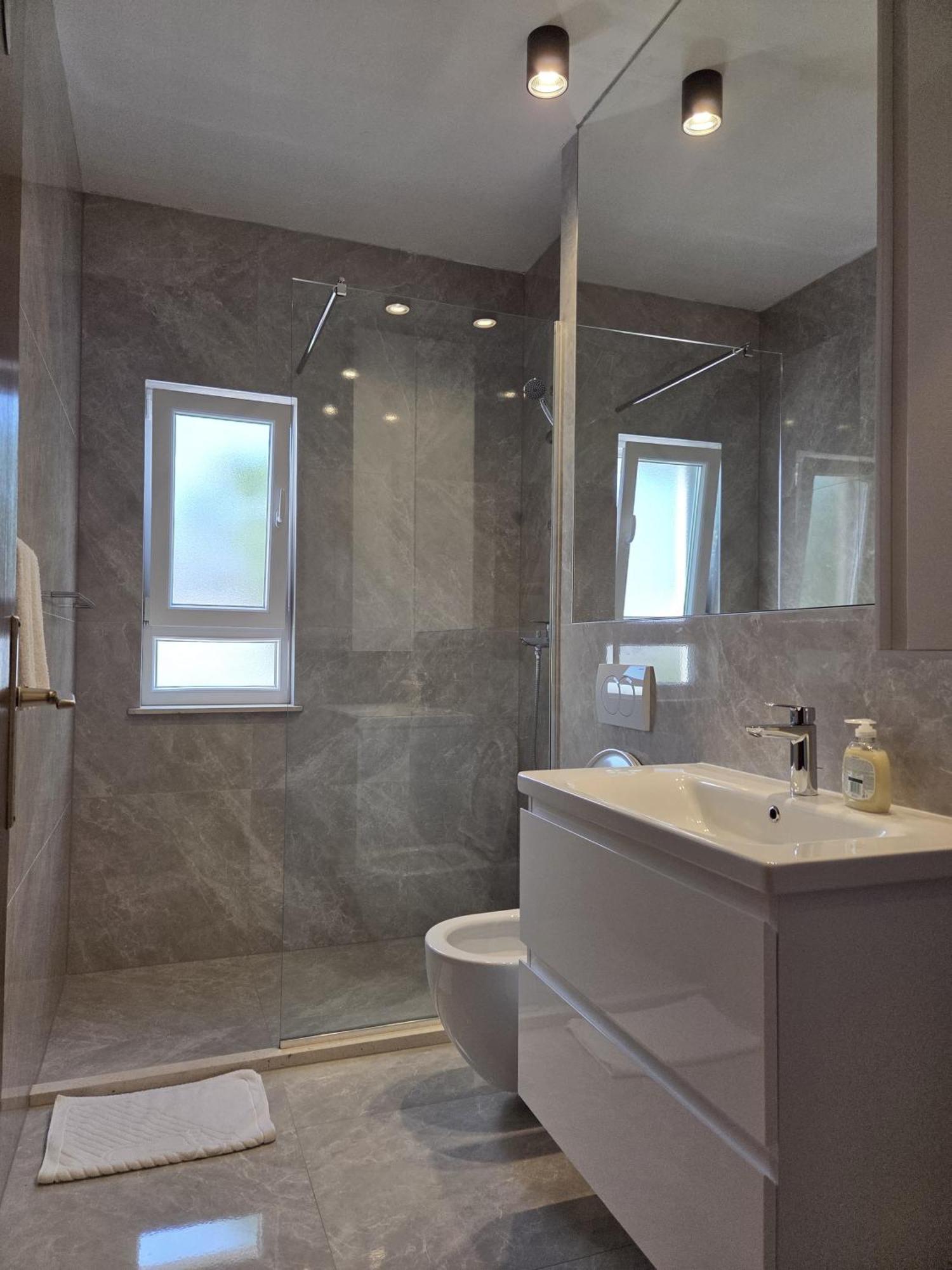 Apartments Jelena Supetar - Four Apartments - A Small House With A Private Yard - Two-Room Apartment With A Sea View - Studio Apartment - Two-Room Apartment With Garden View- Free Parking ภายนอก รูปภาพ