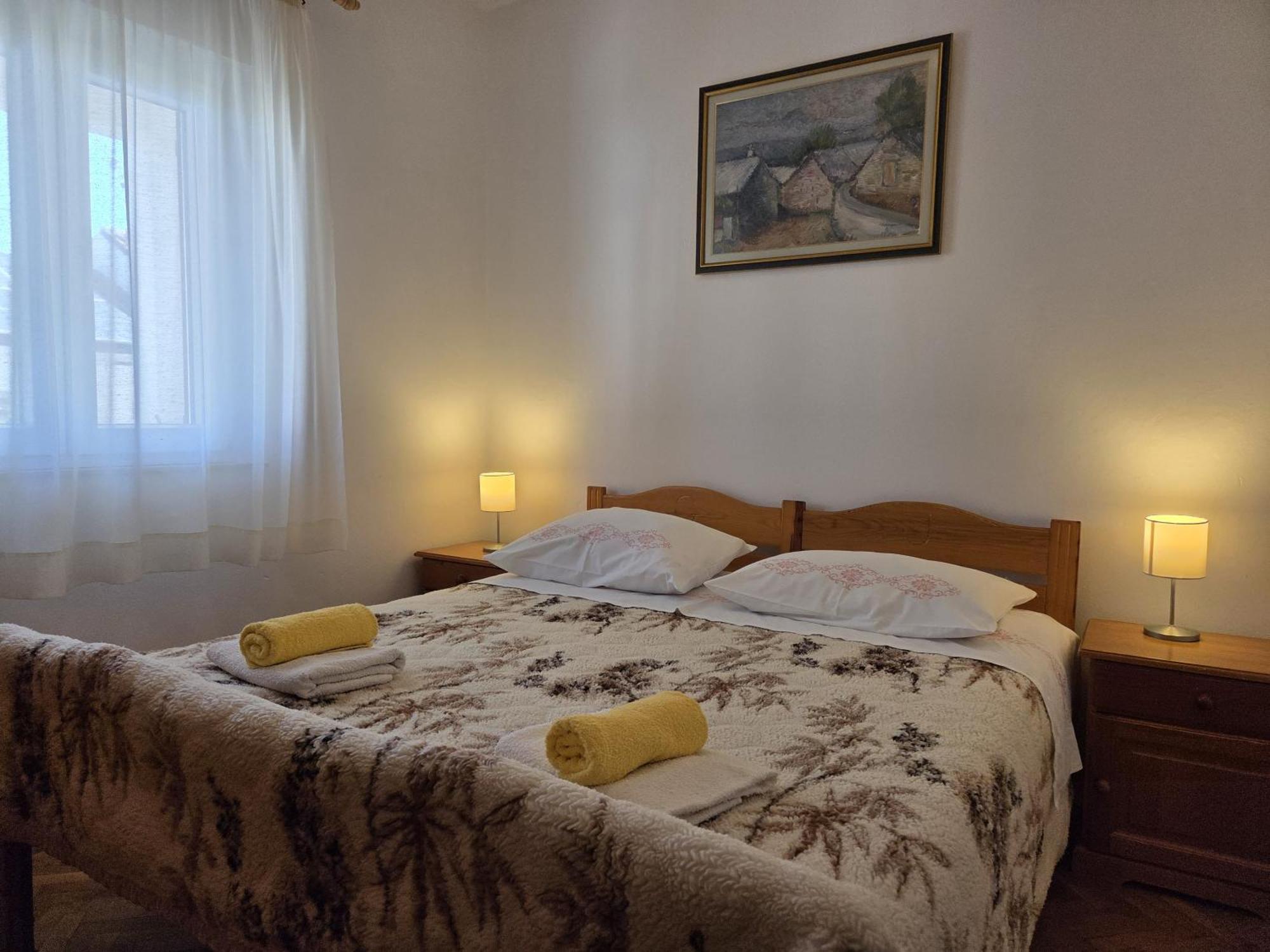Apartments Jelena Supetar - Four Apartments - A Small House With A Private Yard - Two-Room Apartment With A Sea View - Studio Apartment - Two-Room Apartment With Garden View- Free Parking ภายนอก รูปภาพ