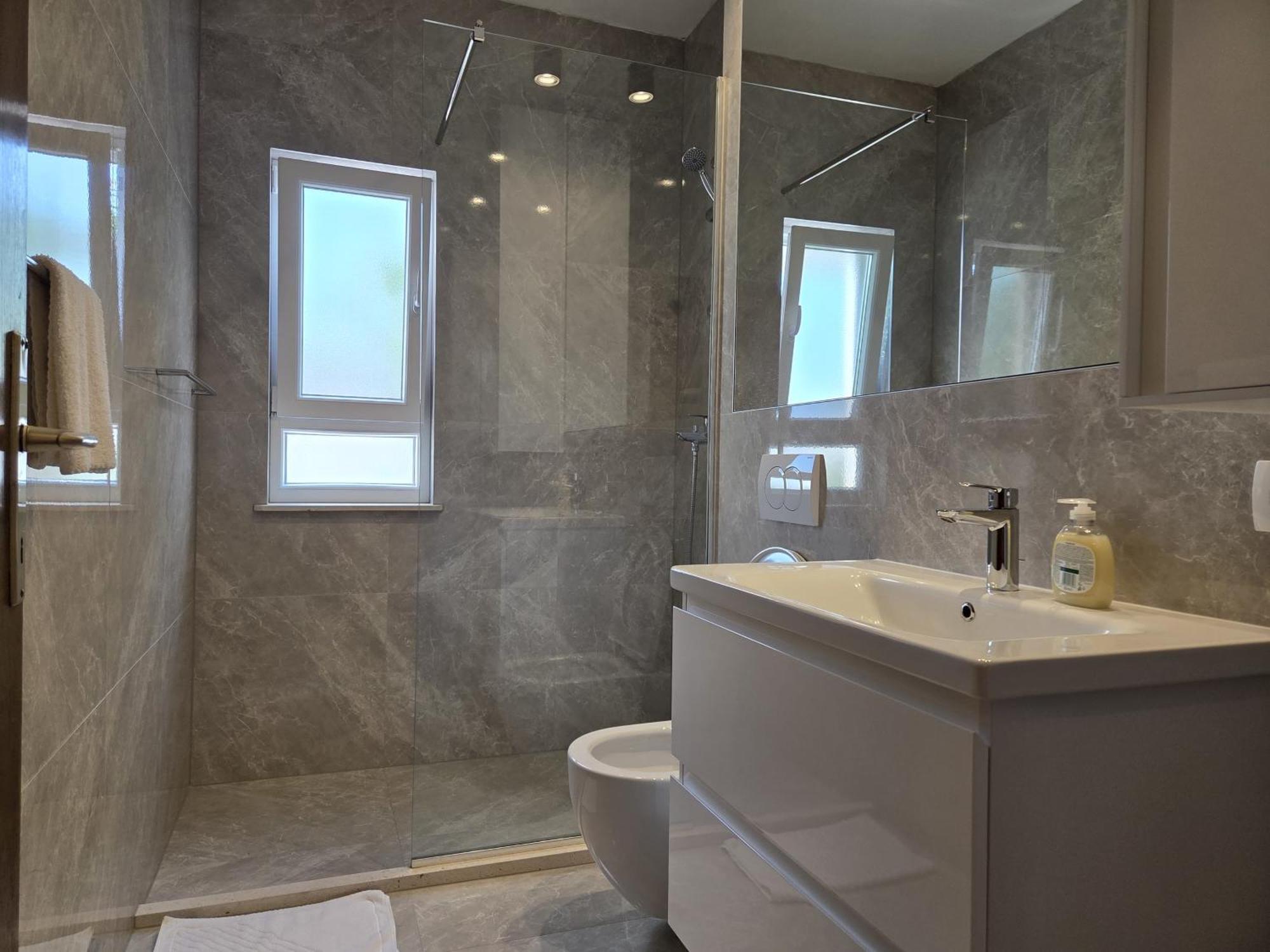 Apartments Jelena Supetar - Four Apartments - A Small House With A Private Yard - Two-Room Apartment With A Sea View - Studio Apartment - Two-Room Apartment With Garden View- Free Parking ภายนอก รูปภาพ