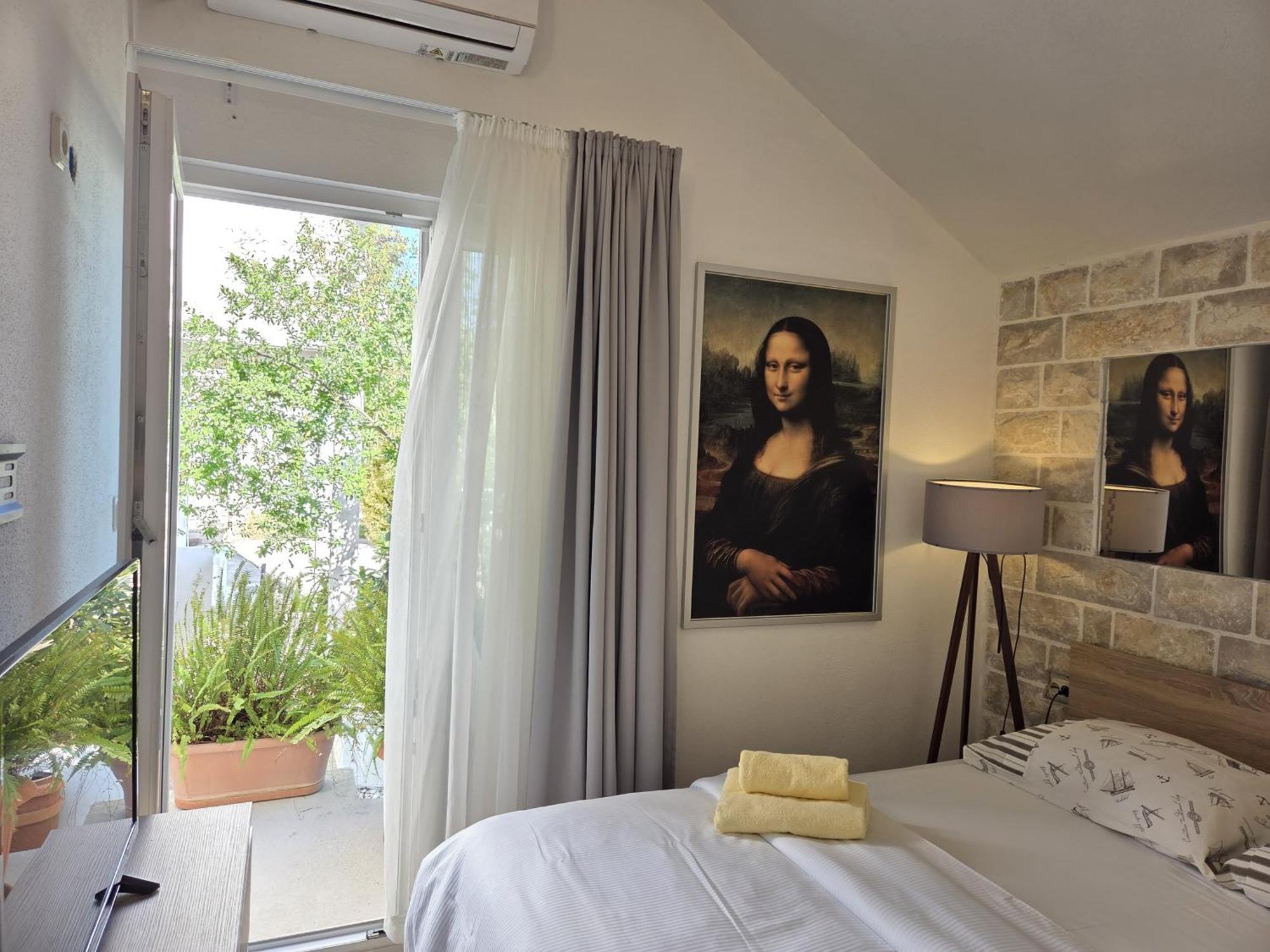 Apartments Jelena Supetar - Four Apartments - A Small House With A Private Yard - Two-Room Apartment With A Sea View - Studio Apartment - Two-Room Apartment With Garden View- Free Parking ภายนอก รูปภาพ