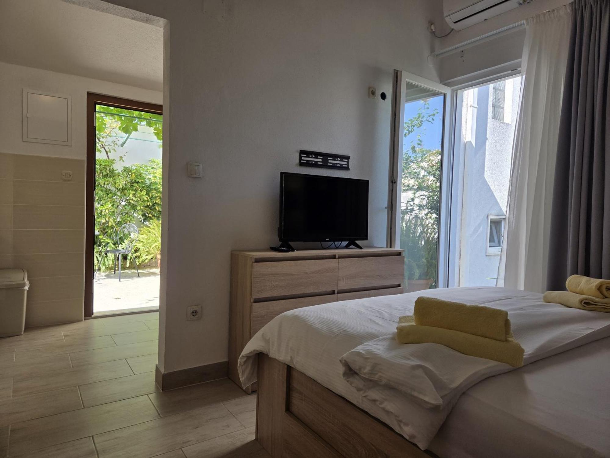 Apartments Jelena Supetar - Four Apartments - A Small House With A Private Yard - Two-Room Apartment With A Sea View - Studio Apartment - Two-Room Apartment With Garden View- Free Parking ภายนอก รูปภาพ