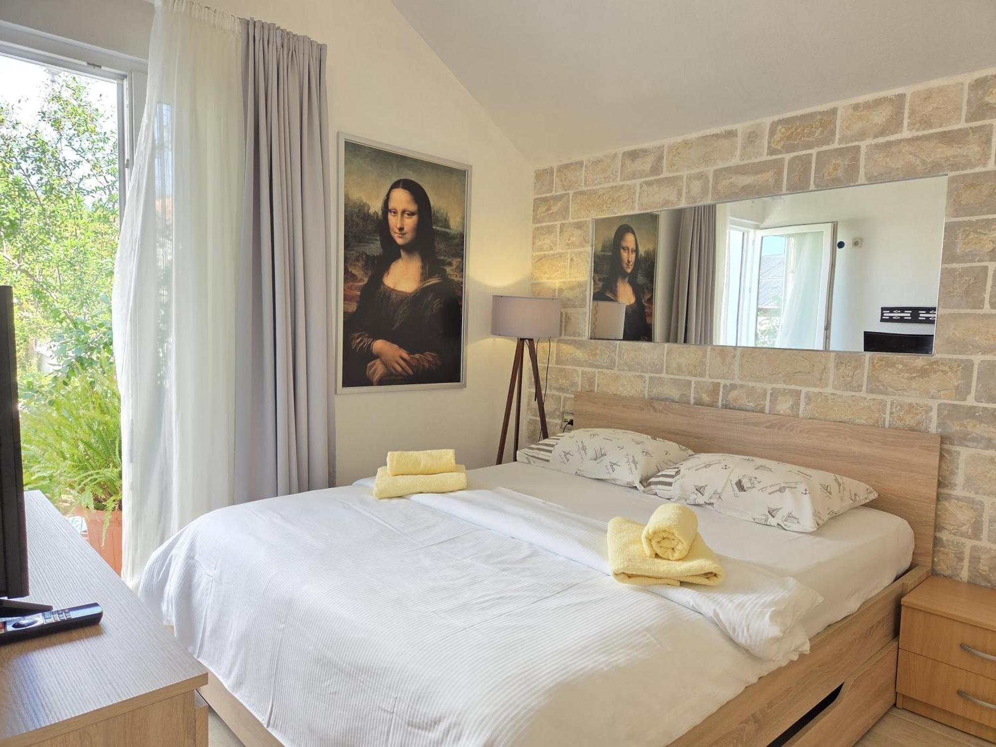 Apartments Jelena Supetar - Four Apartments - A Small House With A Private Yard - Two-Room Apartment With A Sea View - Studio Apartment - Two-Room Apartment With Garden View- Free Parking ภายนอก รูปภาพ