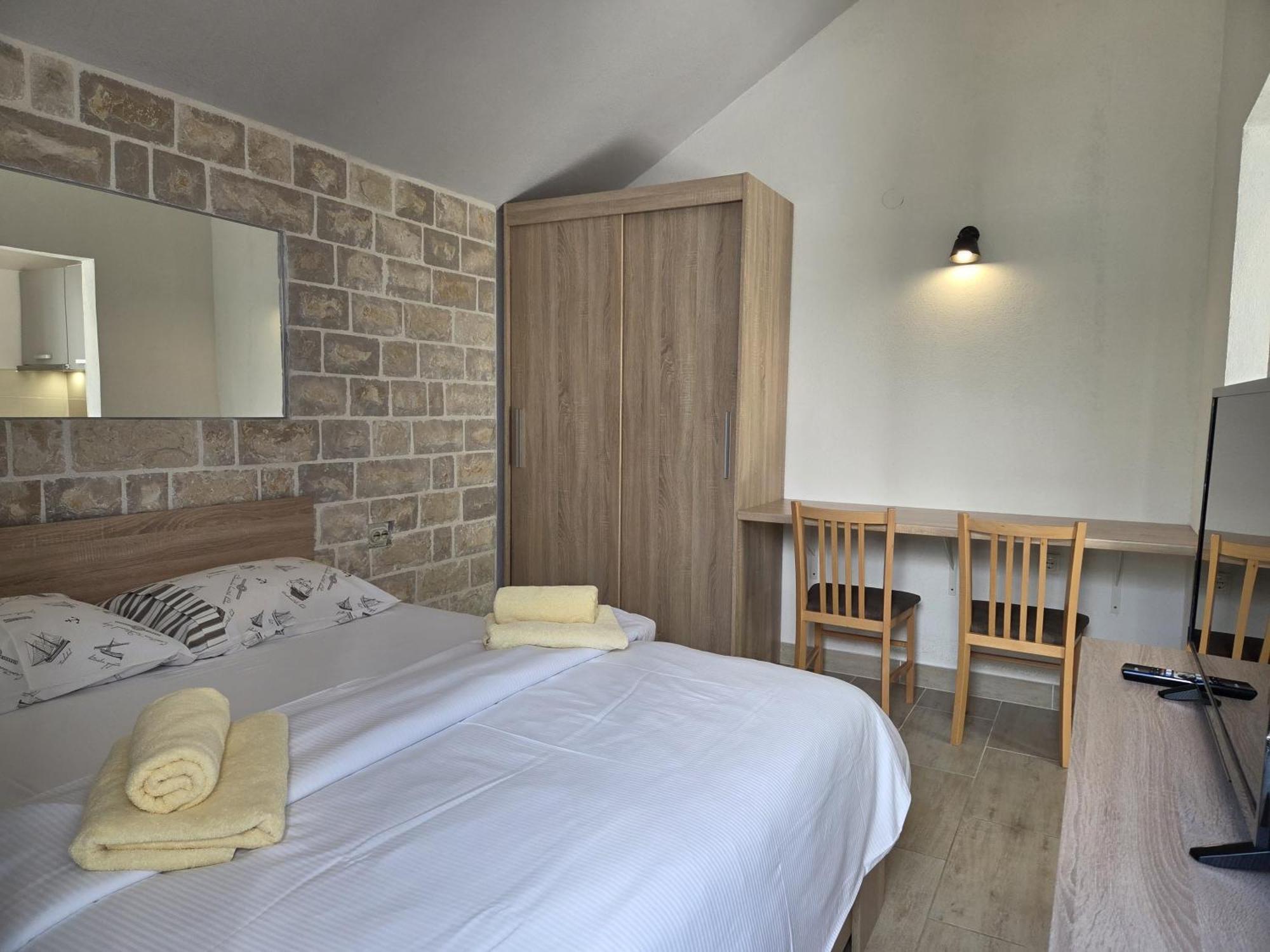 Apartments Jelena Supetar - Four Apartments - A Small House With A Private Yard - Two-Room Apartment With A Sea View - Studio Apartment - Two-Room Apartment With Garden View- Free Parking ภายนอก รูปภาพ